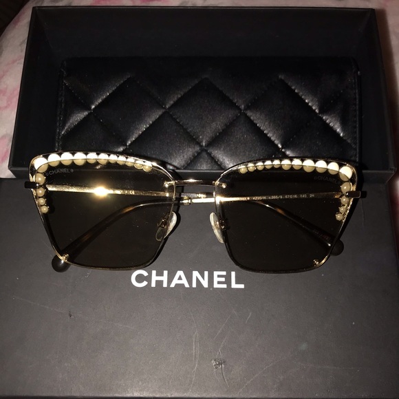 Chanel sunglasses no scratches they were never worn. - Picture 1 of 3